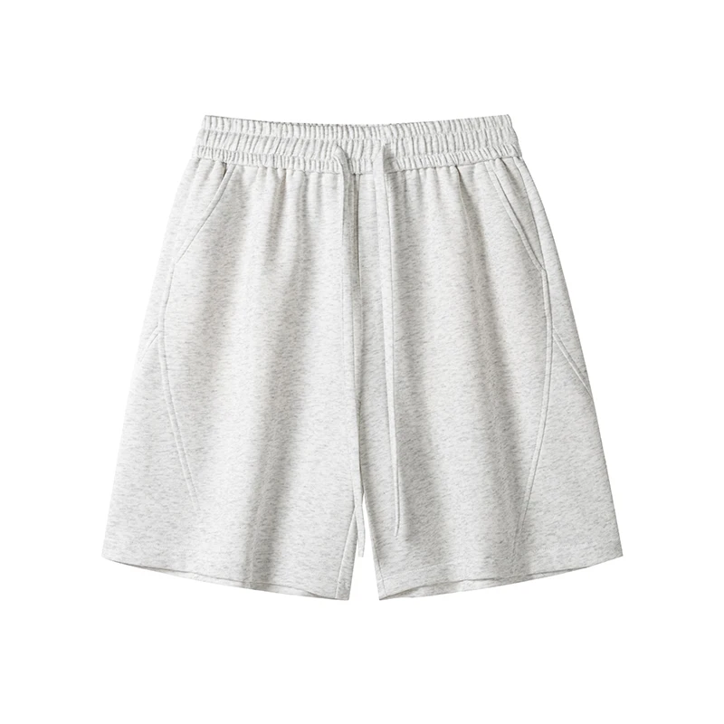 グレーのショートパンツは、どんな着こなしに最適？