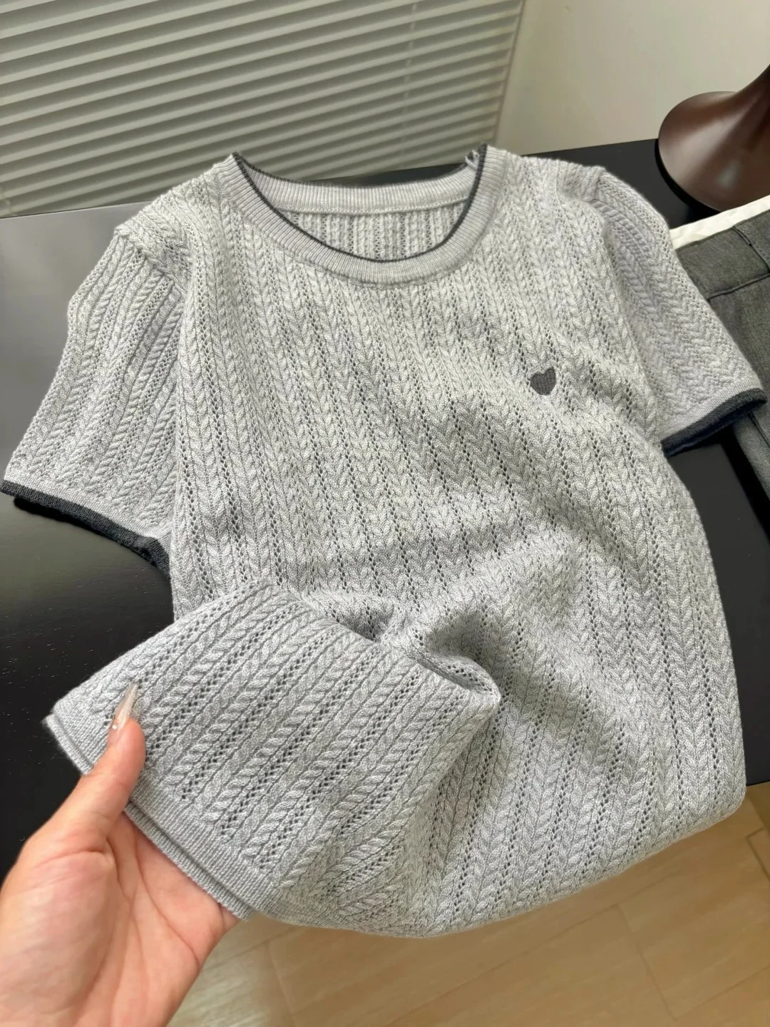 ステッチニットとは？学院風の透かし編みニットTシャツが提供する実用性とデザインのバランス