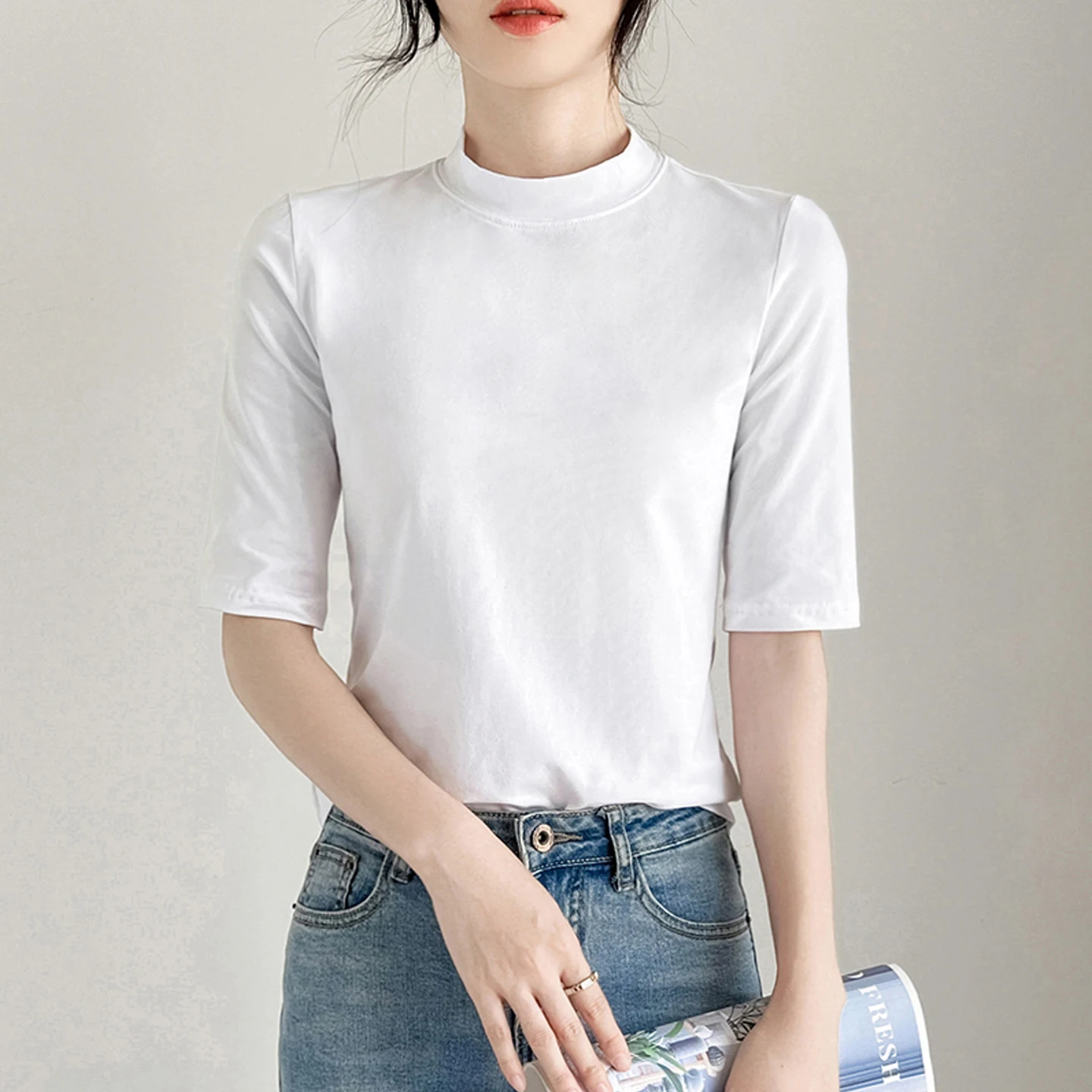 50代ファッションの選び方｜小立ち襟Tシャツで自然な洗練を実現