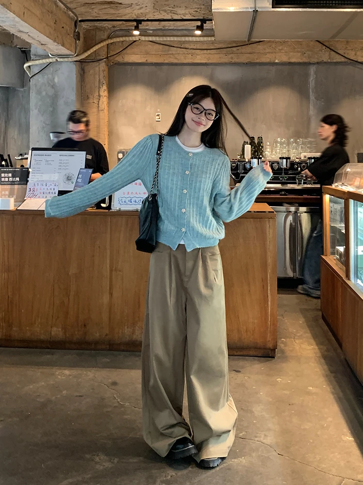 ママコーデの基本スタイルとは？高腰カキ色ワイドパンツで実践する動きやすさと見た目バランス