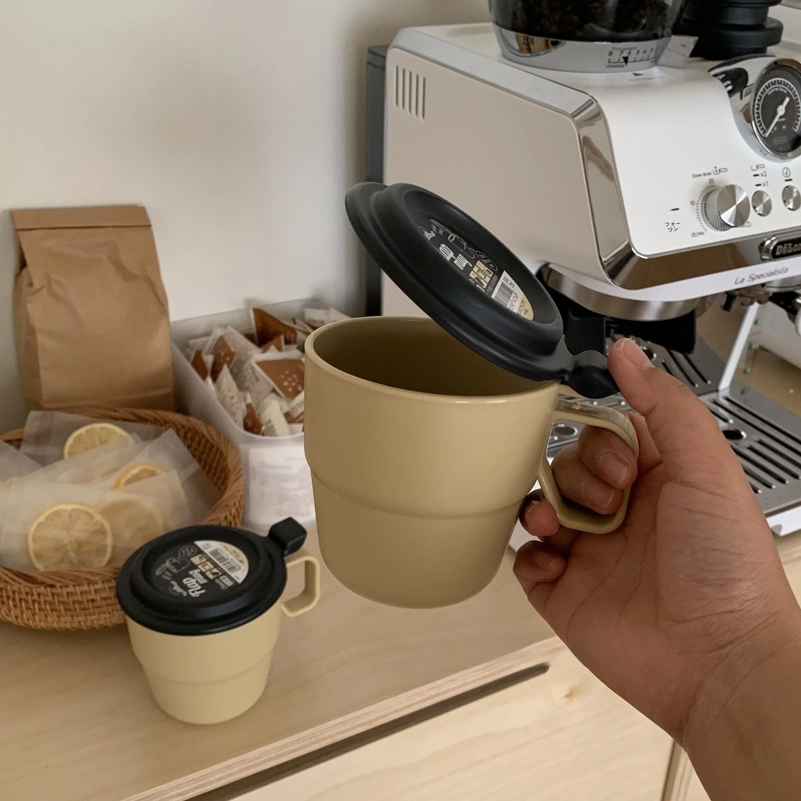 保温・保冷機能付きフタ付きコーヒーカップ：こぼれにくい設計と車載・アウトドア対応の実用性
