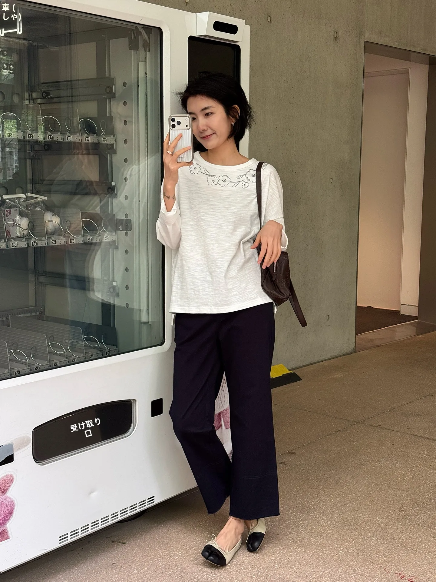 40代女性に合う通勤風の刺繍入りTシャツ：LANGQING TONGの長袖コットンモデル