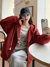 オーバーサイズの赤いフード付きトレーナー【春秋用・女性・スタイリッシュデザイン】
