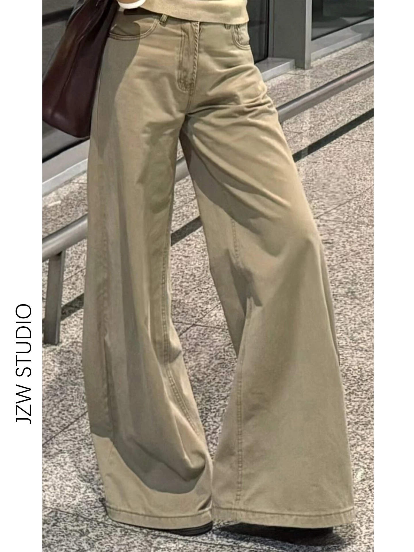 黒 デニム ワイド パンツを選ぶべきタイミングは？カジュアルなカーキ色ワイドレッグデニムパンツが解決する夏の着こなしの悩み