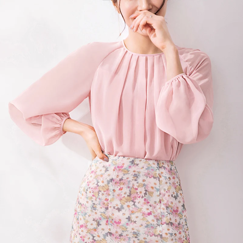 きれいめコーデの基本アイテムとしてのピンクフレンチブラウス | 明るいピンク・麻混紡・春夏用