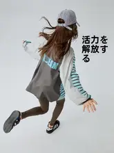 ストライプデザインのキッズパーカー【春秋用・長袖・ゆったりシルエット・文字プリント】（セットアップ対応）