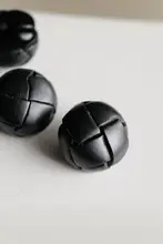手作りレザー製黒カゴ模様ボタン（セットアップ対応）