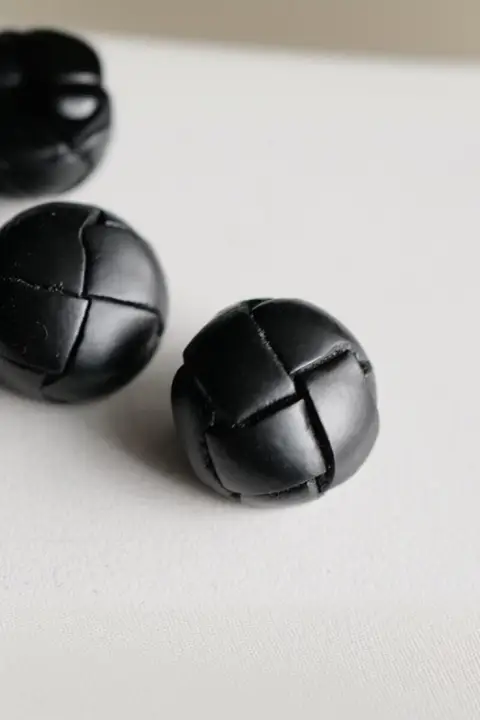 手作りレザー製黒カゴ模様ボタン（セットアップ対応）