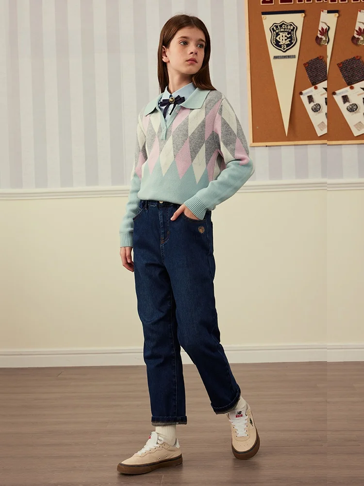 刺繍デザインの暖かいデニムパンツ：男女兼用のカジュアルストレートで春秋に最適な着用シーン