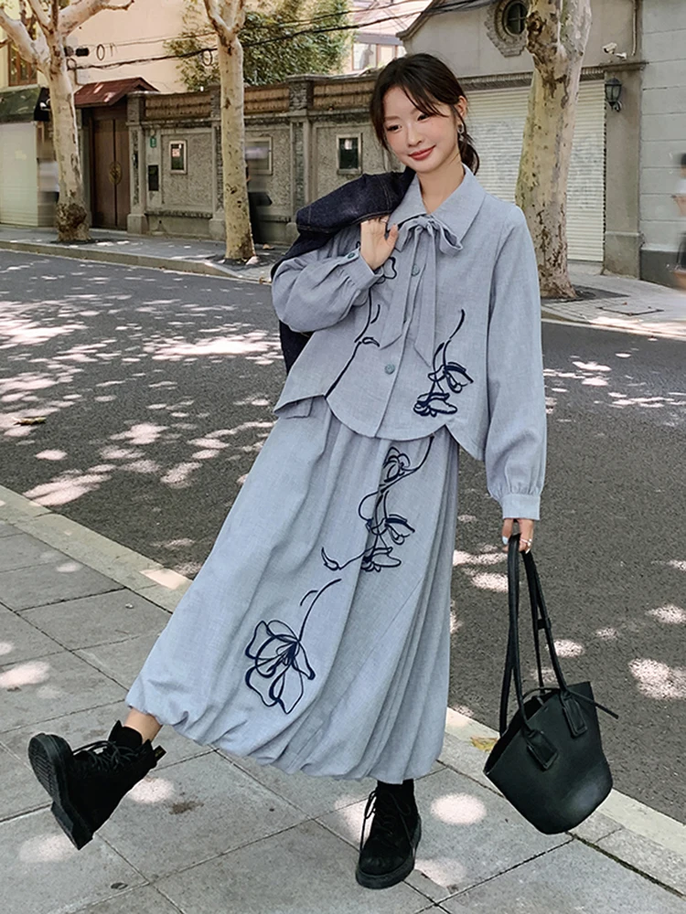 学院風ブルー刺繍リボンシャツとスカートのコーデ：春秋に最適なシンプルで実用的な着こなし