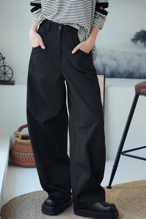 黒色の高腰ワイドレッグパンツ【ストレートシルエット・おしゃれなカジュアルスタイル】