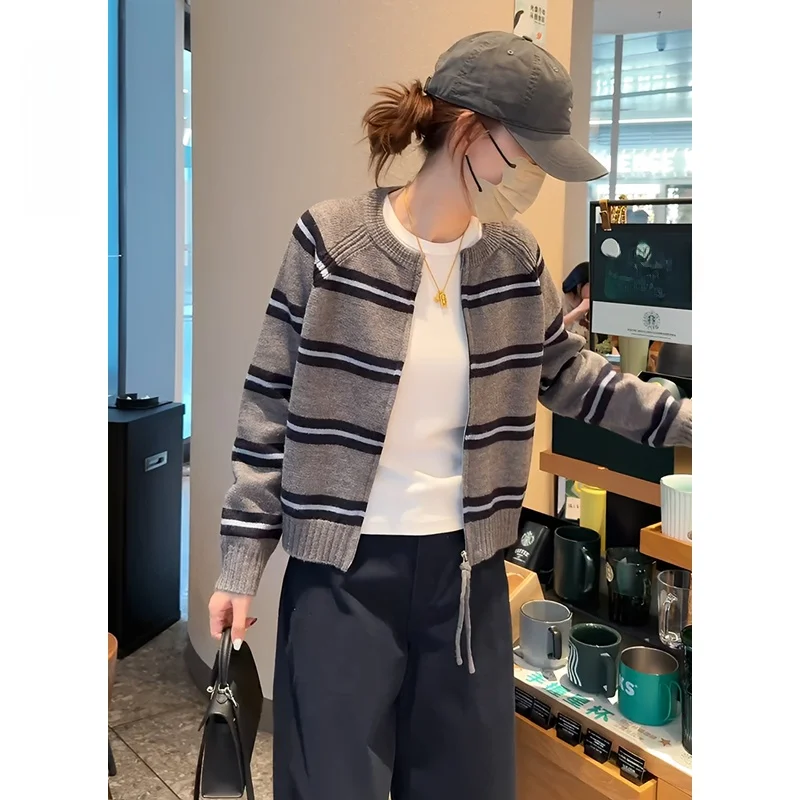 30代女性が「きれいめ」に着こなすコツは？今流行りの服のスタイルと色使いを解説
