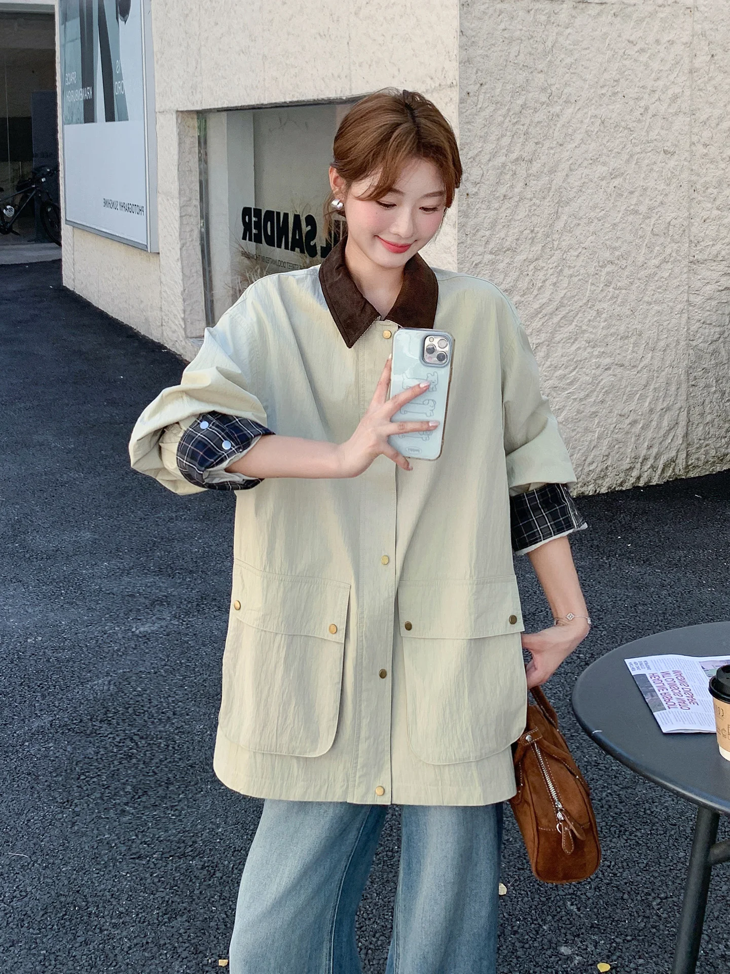 オーバーサイズのバイカラーコート：カジュアルスタイルで日常を彩る選択肢