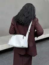 多ポケットの大容量クロスボディバッグ【通勤向け・高級感あるサドルバッグ】