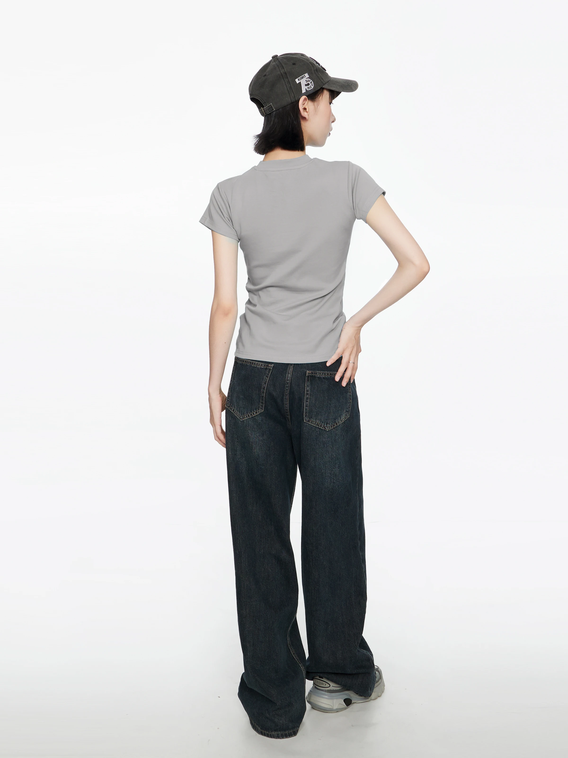 大人可愛いの本質とは？グレーTシャツで自然に実現するスタイルの作り方
