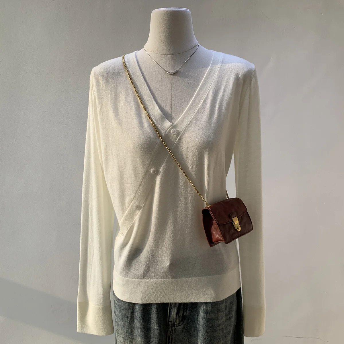 白シャツ カーディガン としてのVネックニットシャツの実用性と素材特性
