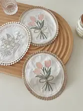 フレンチスタイルのレース刺繍付きチューリップと鈴蘭のコースター【高級布製・テーブルデコレーション・熱遮断】