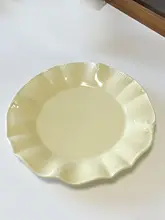 エレガントな浮彫りデザインのクリーム色プレート【高級食器・美しい外観】
