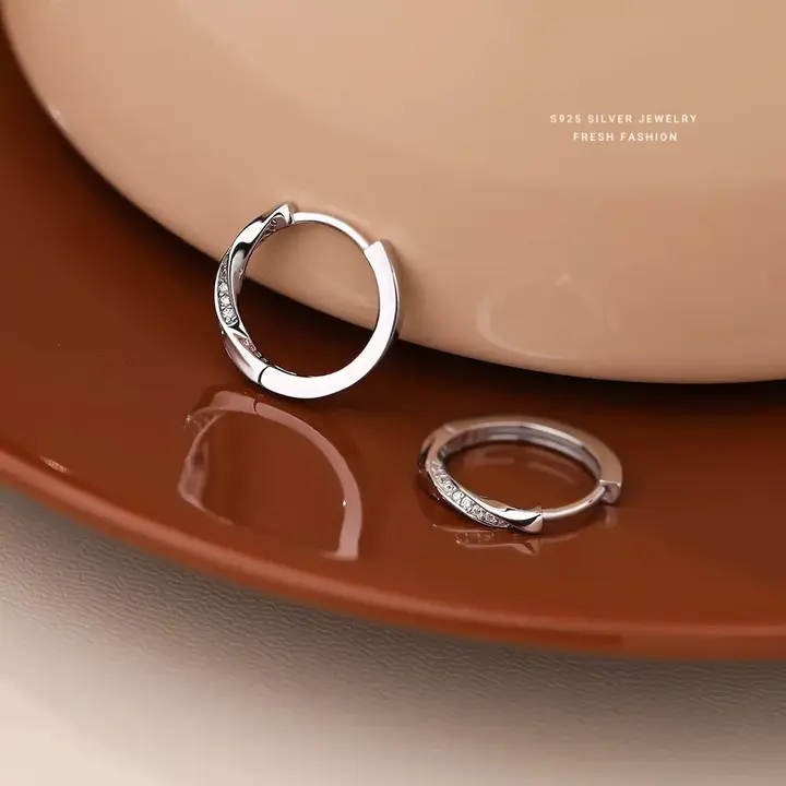 S925純銀製 モビウスリングピアス【シンプルデザイン・煌めくジルコニア】