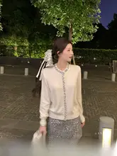 白色の柔らかいラウンドネックニットカーディガン【フィット・秋用】