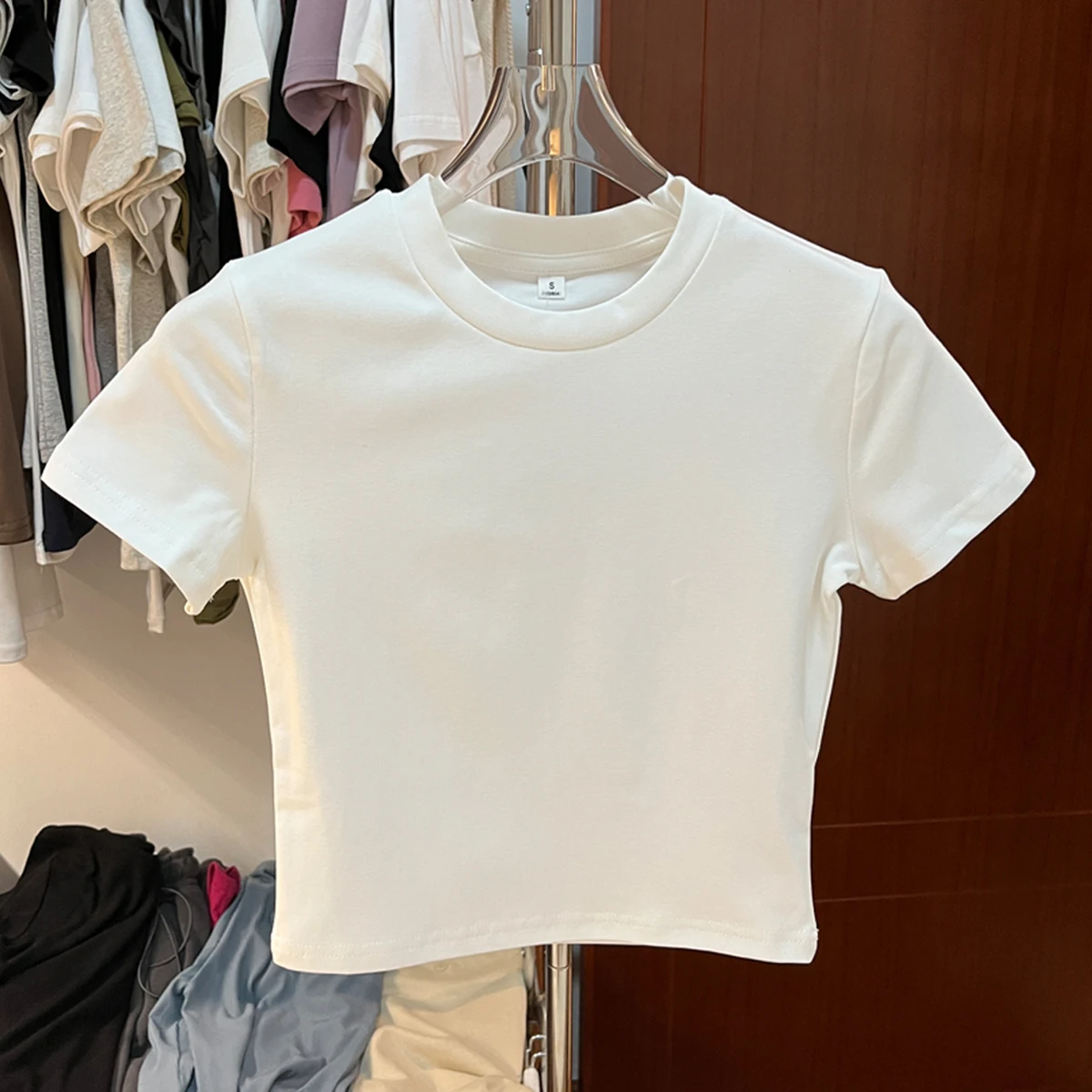 cropped t shirt はどんなときに着るべき？美式風の赤色ハイウエストTシャツが教えてくれる夏の着こなしの答え