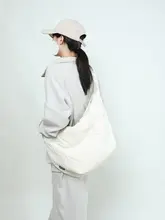 デザイナー刺繍入り軽量斜め掛けバッグ【大容量・四季対応・ふっくらデザイン】