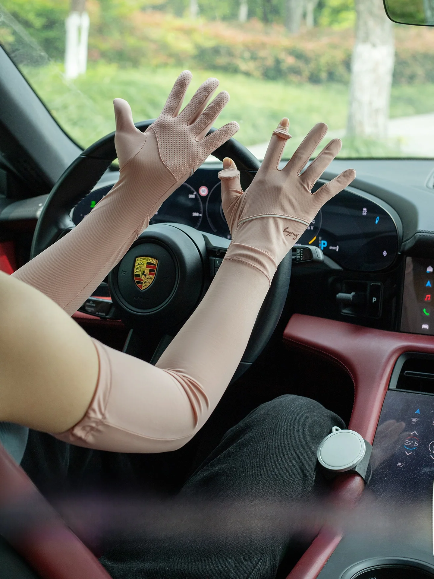 夏用ロングUVカットアームカバー：アイスシルク素材で肌への保護を実現