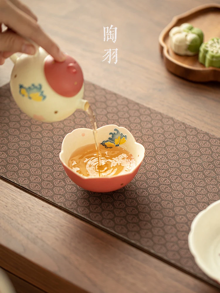 手描き陶器の高級茶杯【岩石風・彩色蝶紋様・金彩仕上げ】