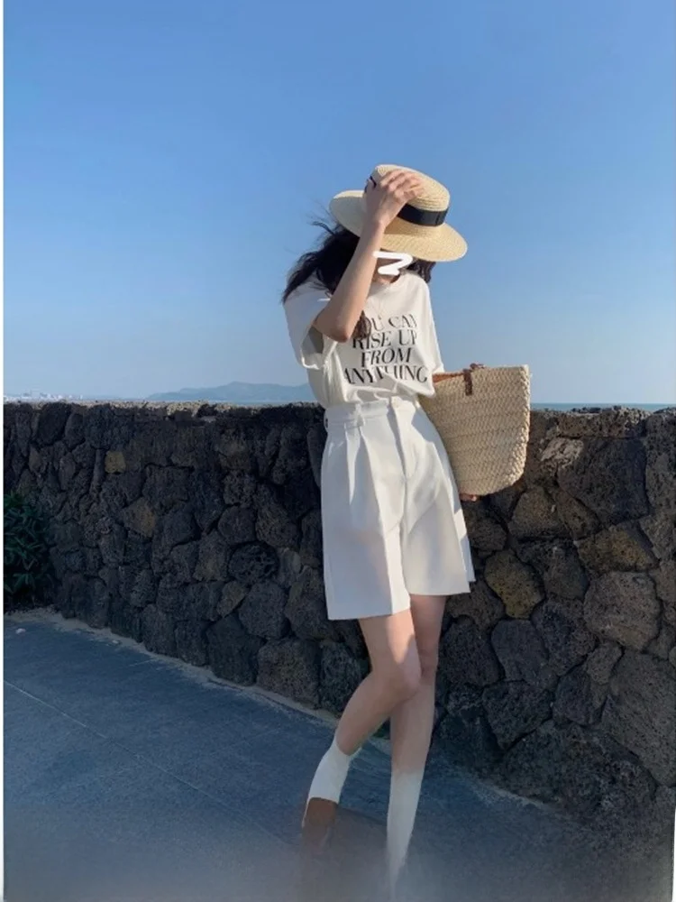 大人可愛い服 40代コーデの完全ガイド｜ハイウエストショートパンツの着こなし術