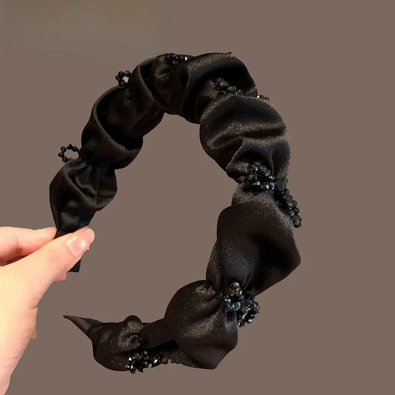丸顔に見えるヘアアレンジを簡単にするには？黒のパール付きプリーツヘアバンドがおすすめの理由