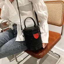 スタイリッシュなハンドバッグ【バケット型・エンボス加工・ショルダー付き・クラシックデザイン】