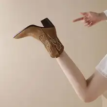 翻毛皮製のデザインショートブーツ【レディース・秋冬用・加絨・尖頭・太ヒール・刺繍入り】