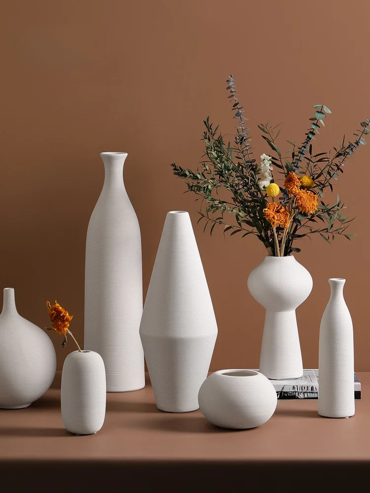 おうち時間を豊かにするおすすめアイテム - 北欧デザインの白い陶器花瓶セット