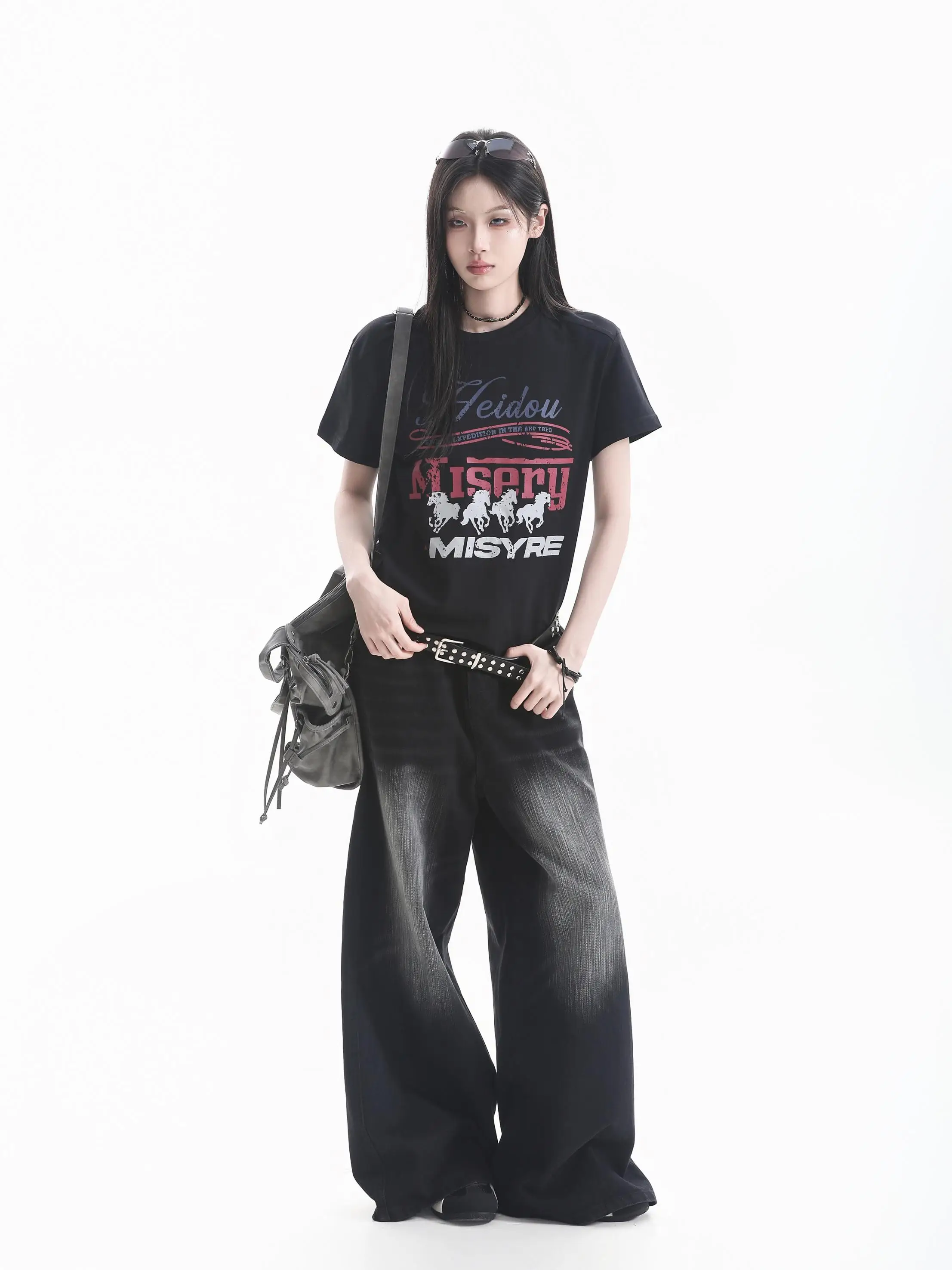 黒Tシャツの色落ちは避けられない？実は「洗い加工」が逆に美しくする理由