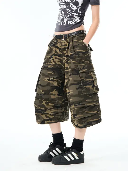 こなれた印象の迷彩柄ワイドパンツ【夏用・カジュアル・ボトムス・七分丈】（セットアップ対応）