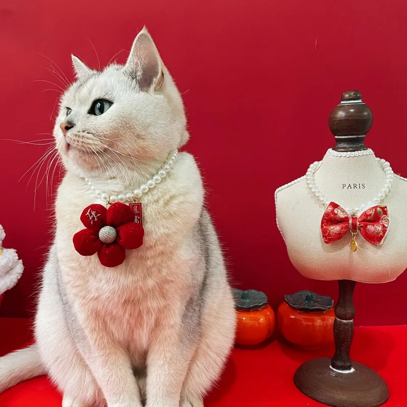 犬の記念日をどう祝う？赤い毛糸の花とパール  ネックレスが贈り物に最適な理由