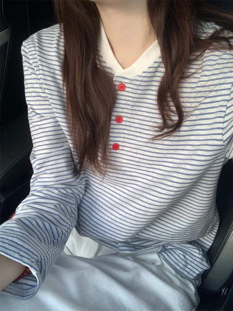 可愛いブルーストライプボタン付き長袖Tシャツ【カジュアル・秋用・肌触り良好】