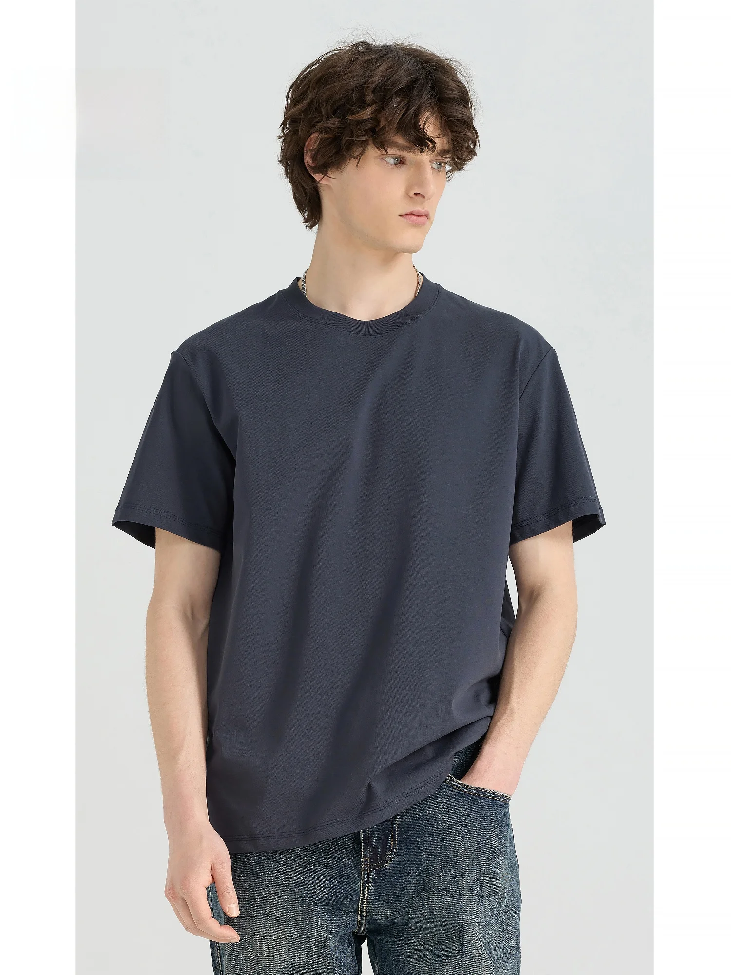 メンズ半袖Tシャツをどう選ぶ？深青色の「極上の柔らかさ」が解決する夏の悩みとは