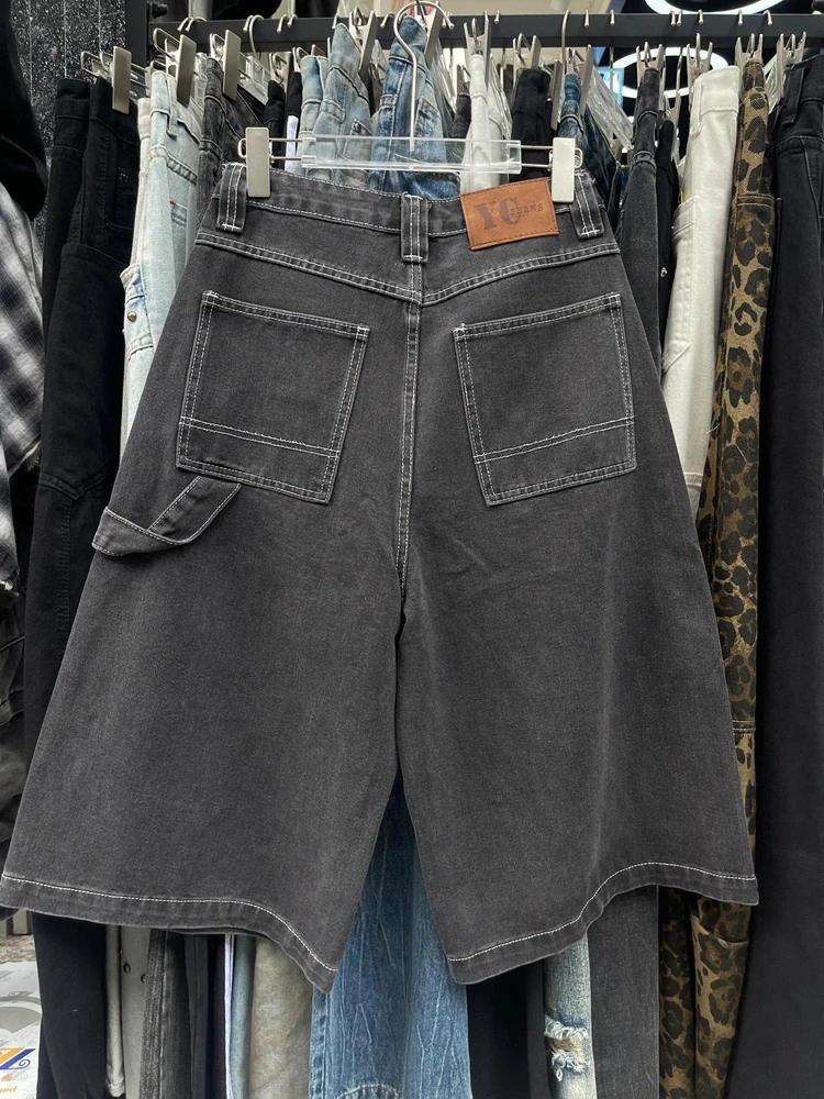 黒ショーツと比べて、ヴィンテージ風デニムショートパンツはどんな違いがあるの？