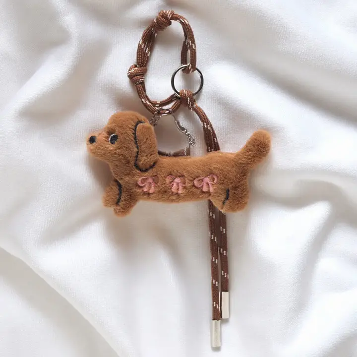 カーキ色の小犬チャーム【かわいいデザイン・ストラップ付き・ファッションアクセサリー】