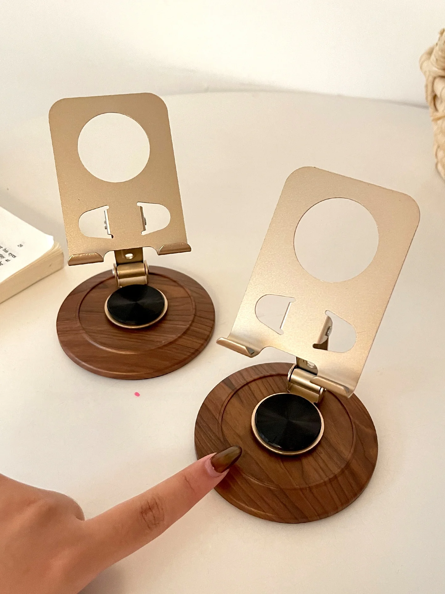 iPad 4K再生に最適な360度回転スマホスタンドの実用性と使用シーン