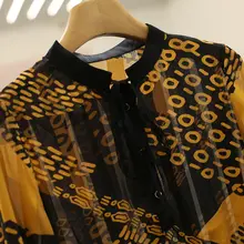 アシンメトリックデザインのレタープリントブラウス【花柄・ゆったり・春用】（セットアップ対応）