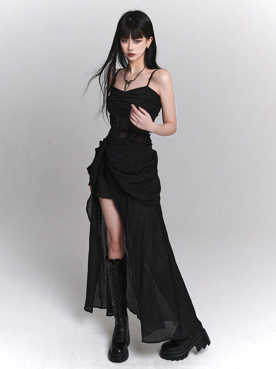 黒いキャミソールのロングドレスは誕生日パーティーでエレガントに着るのに最適な選択肢か？
