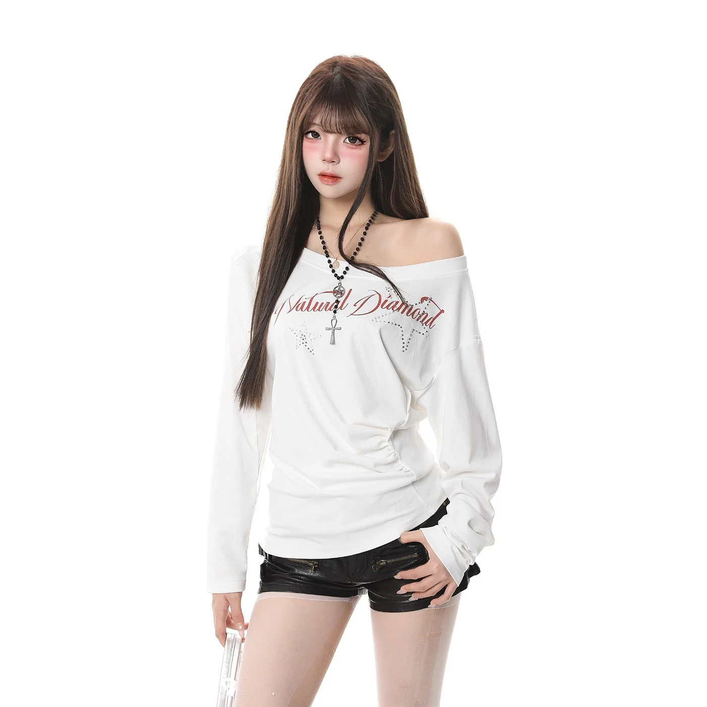人気のモード系Tシャツはどう選ぶ？斜め肩デザインの長袖Tシャツが解決する通勤と日常の悩み