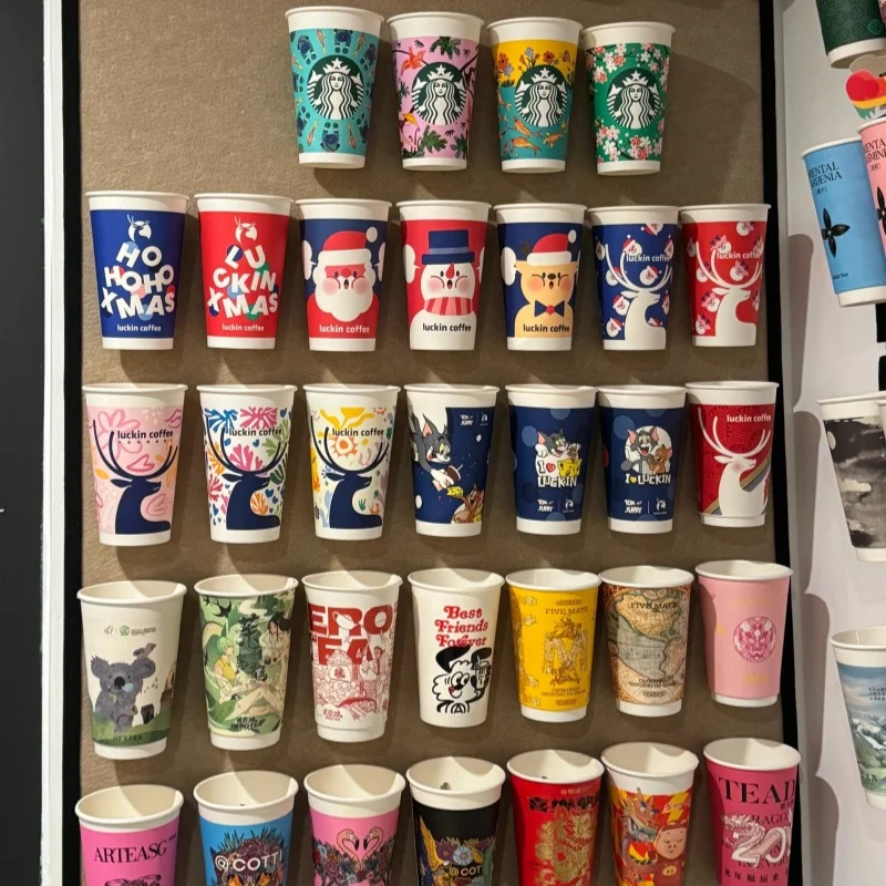 おしゃれなカフェスタイルのマグカップ収納パネル：壁掛けで空間を整理し、インテリアを洗練する