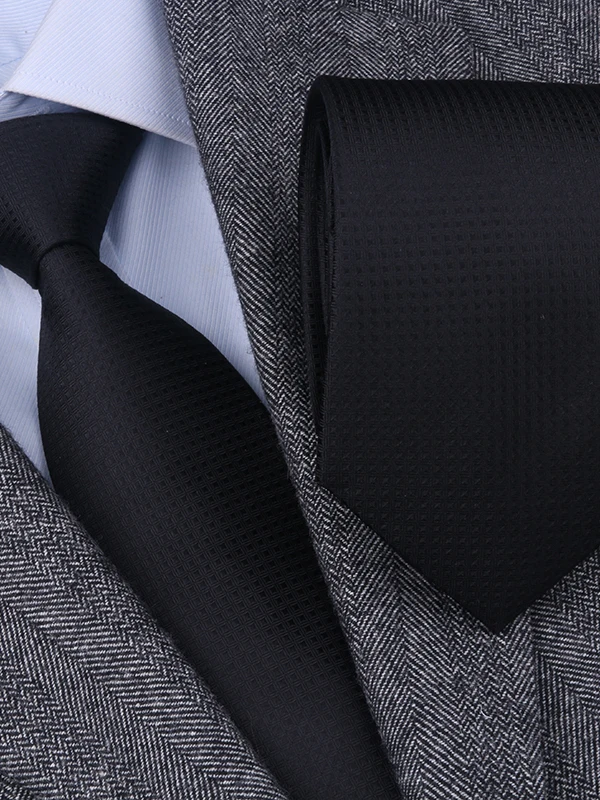 桑蚕丝のシルク製黒ネクタイ：ビジネスシーンで信頼性と品質を実現