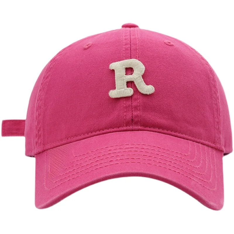 ロゴキャップ Rロゴ入り 野球帽：男女兼用のカジュアルスタイルで街を歩く