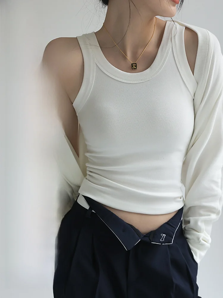 白色キャミソール：透けにくい素材と高弾力で肌触りの良いインナー