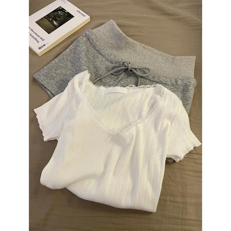 フレンチレースのラウンドネックTシャツ：夏のコーデに最適な女性用半袖の選び方