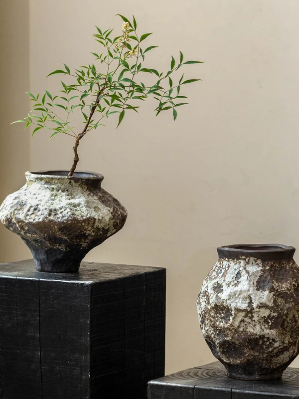 侘寂風花瓶：海外の伝統工芸品としての手作り陶芸の美しさと実用性